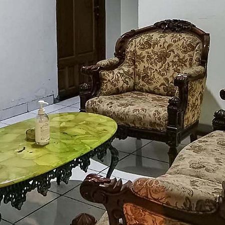 Santo Guest House Surabaya Esterno foto