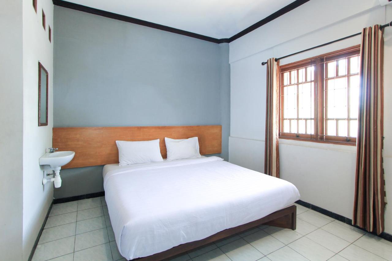 Santo Guest House Surabaya Esterno foto