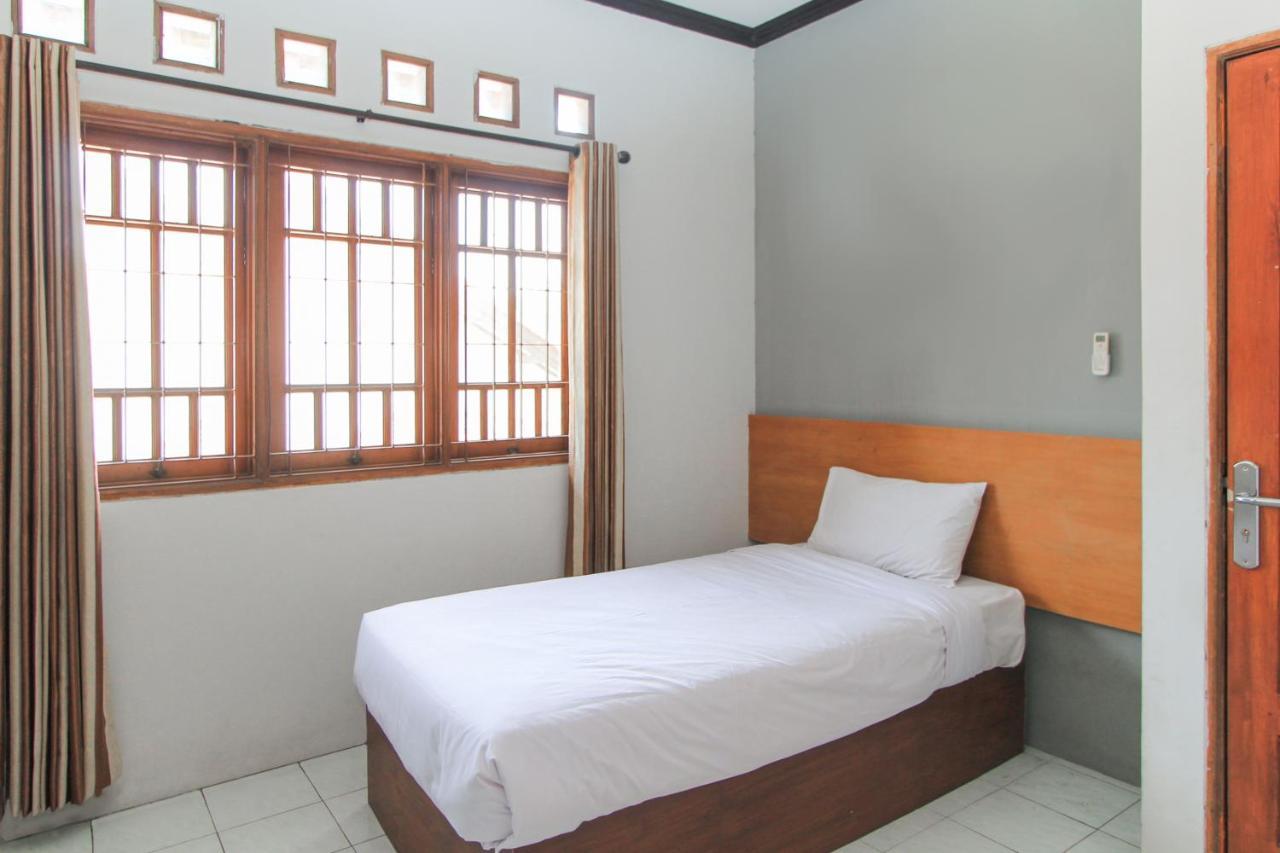 Santo Guest House Surabaya Esterno foto