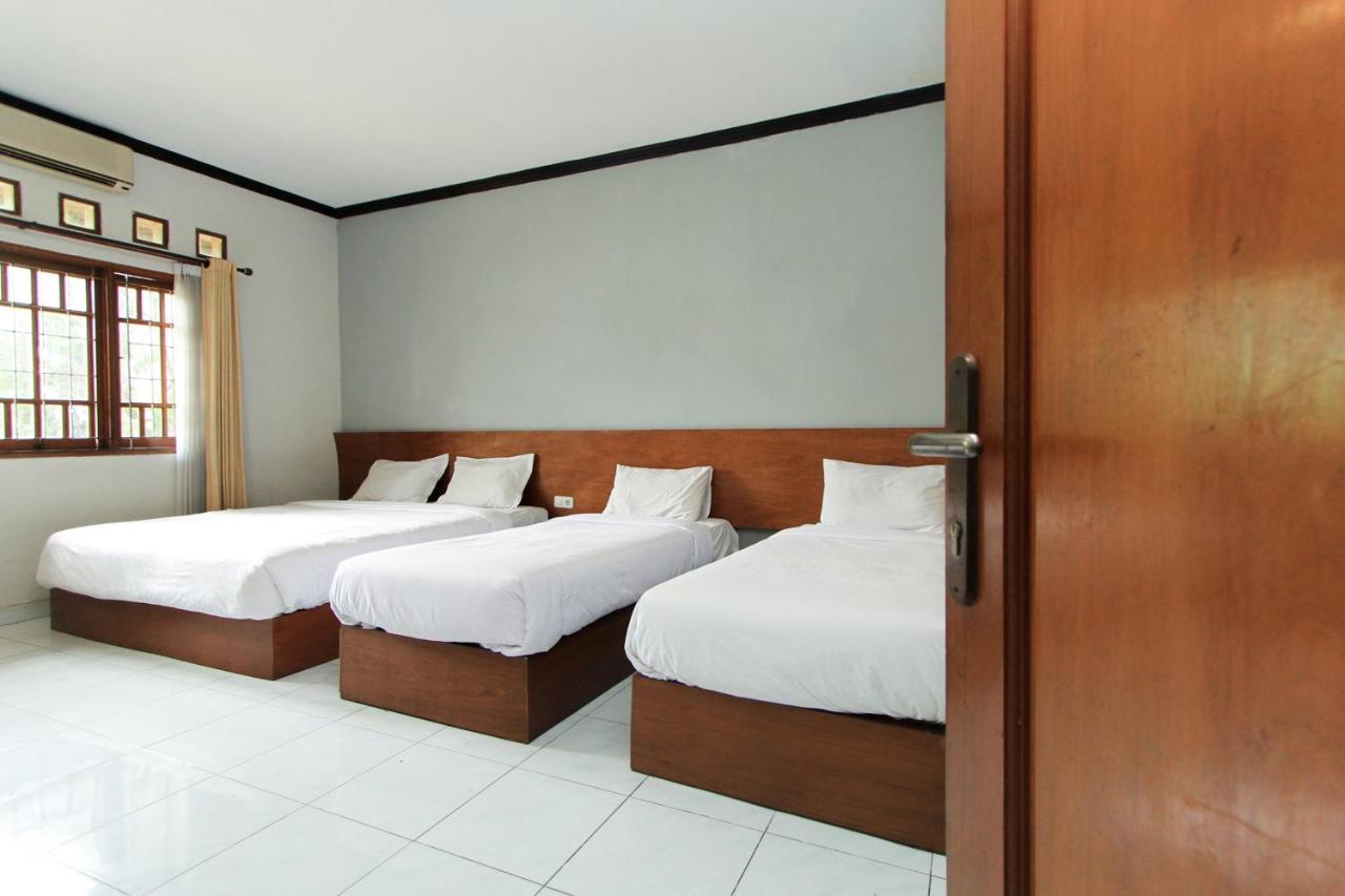 Santo Guest House Surabaya Esterno foto