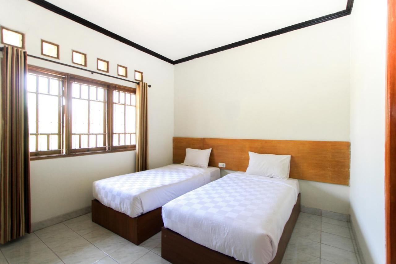 Santo Guest House Surabaya Esterno foto