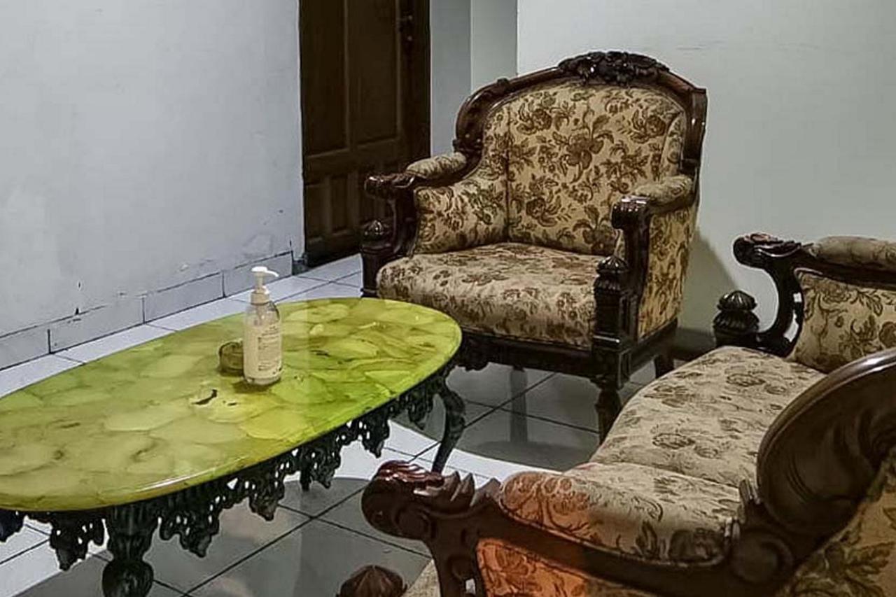 Santo Guest House Surabaya Esterno foto