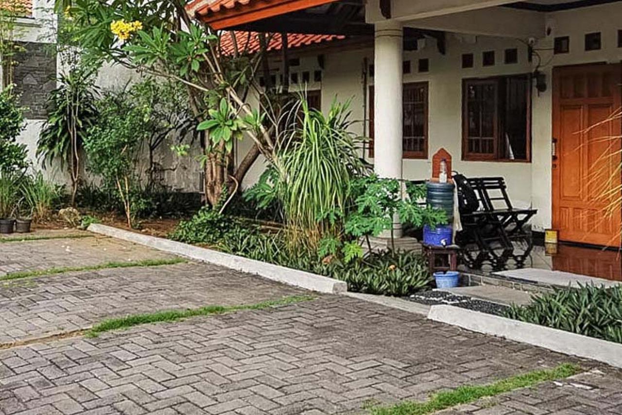 Santo Guest House Surabaya Esterno foto