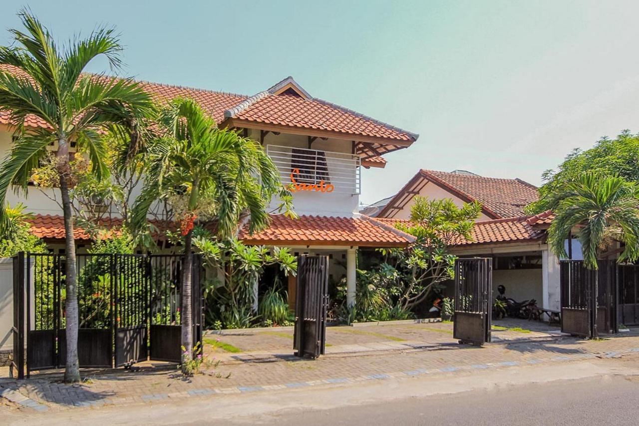 Santo Guest House Surabaya Esterno foto