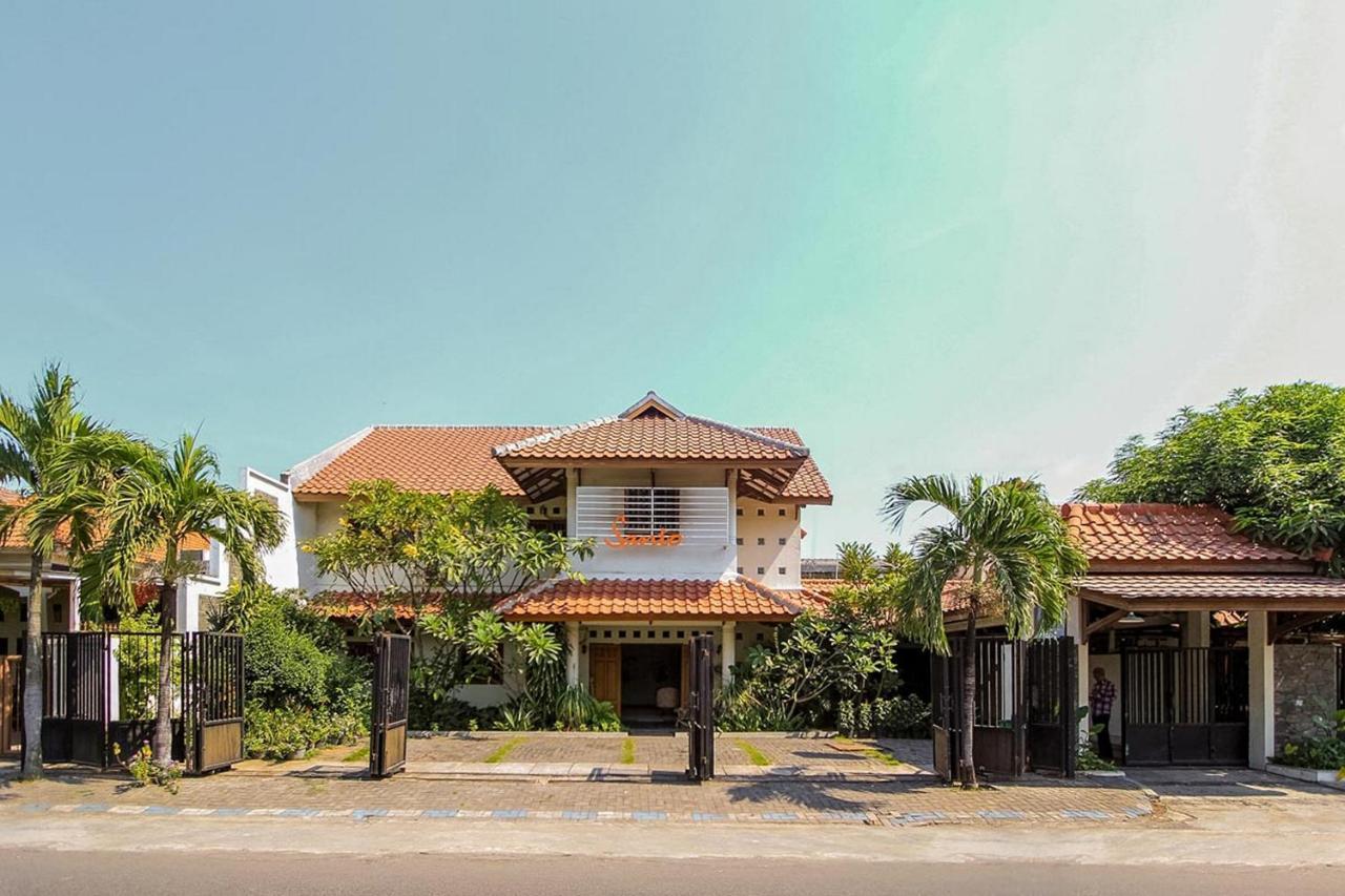 Santo Guest House Surabaya Esterno foto