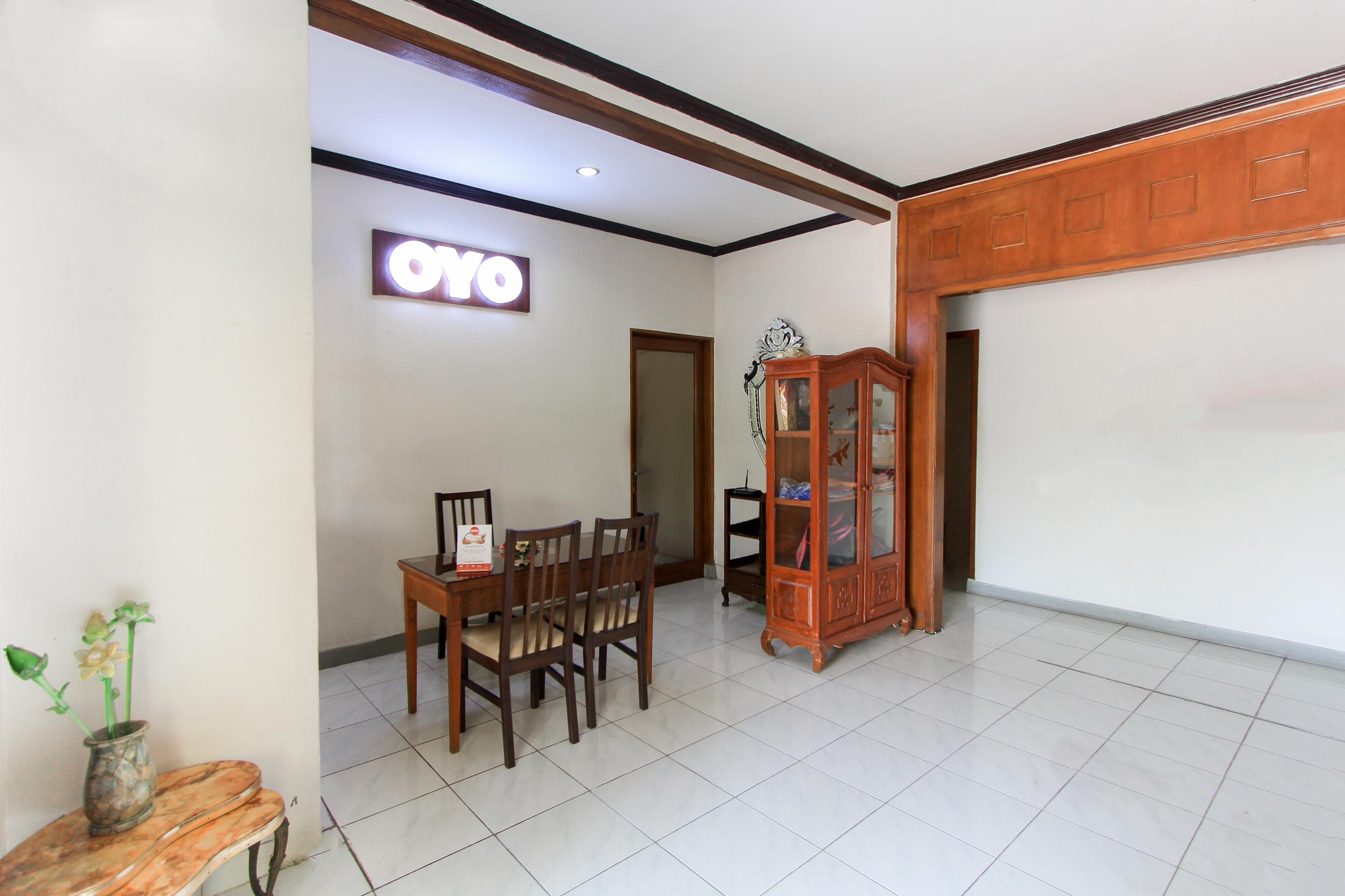 Santo Guest House Surabaya Esterno foto