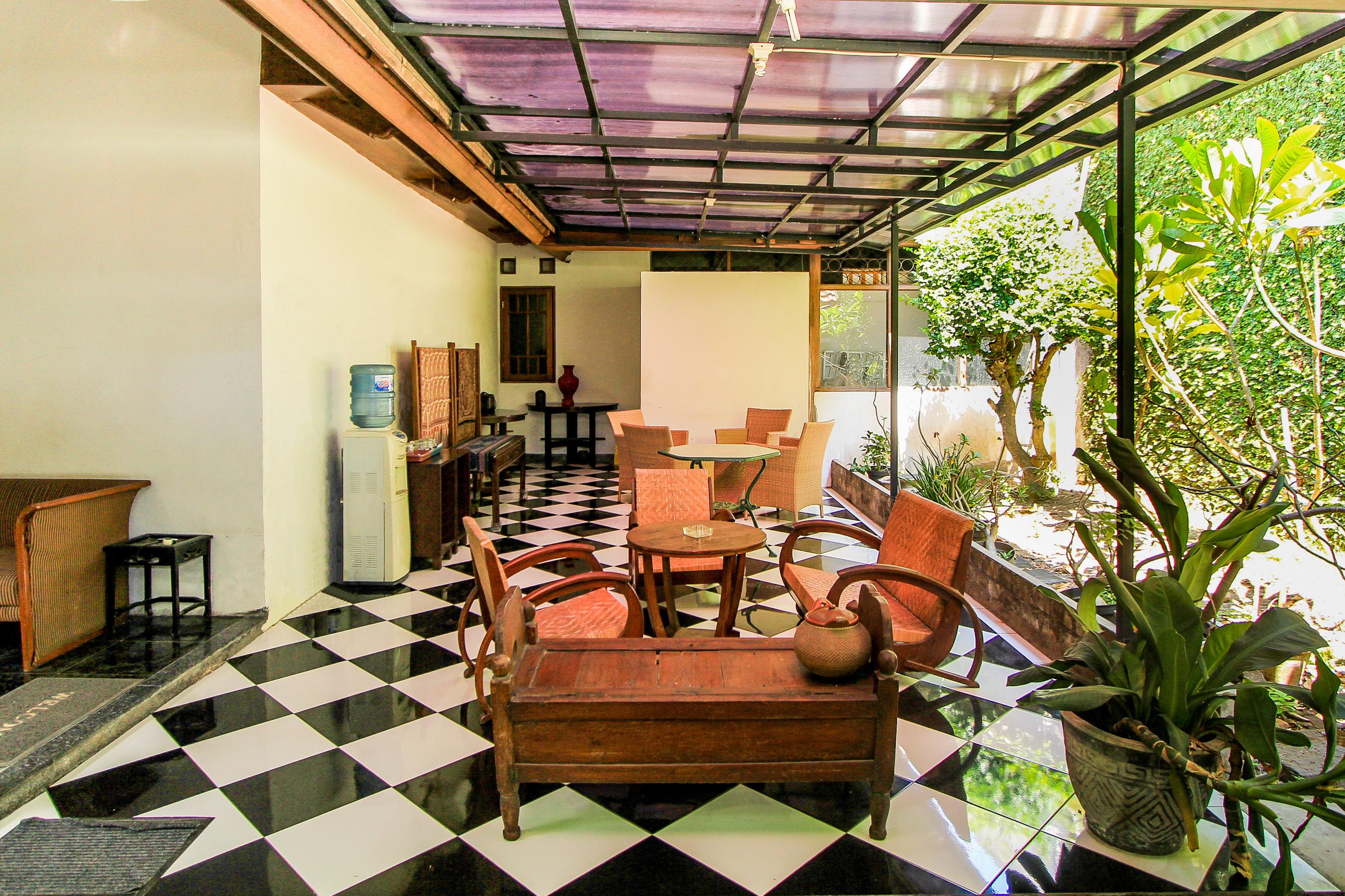 Santo Guest House Surabaya Esterno foto