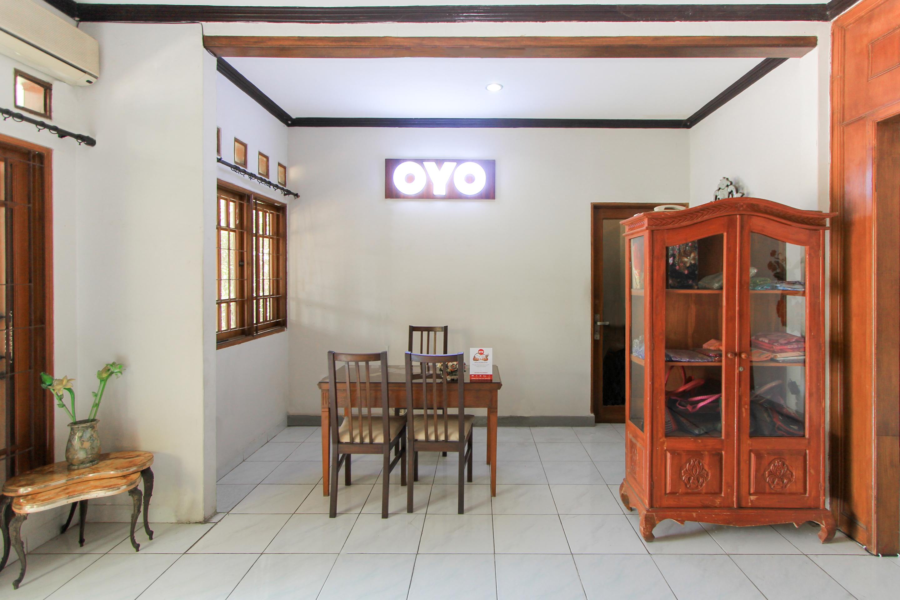 Santo Guest House Surabaya Esterno foto