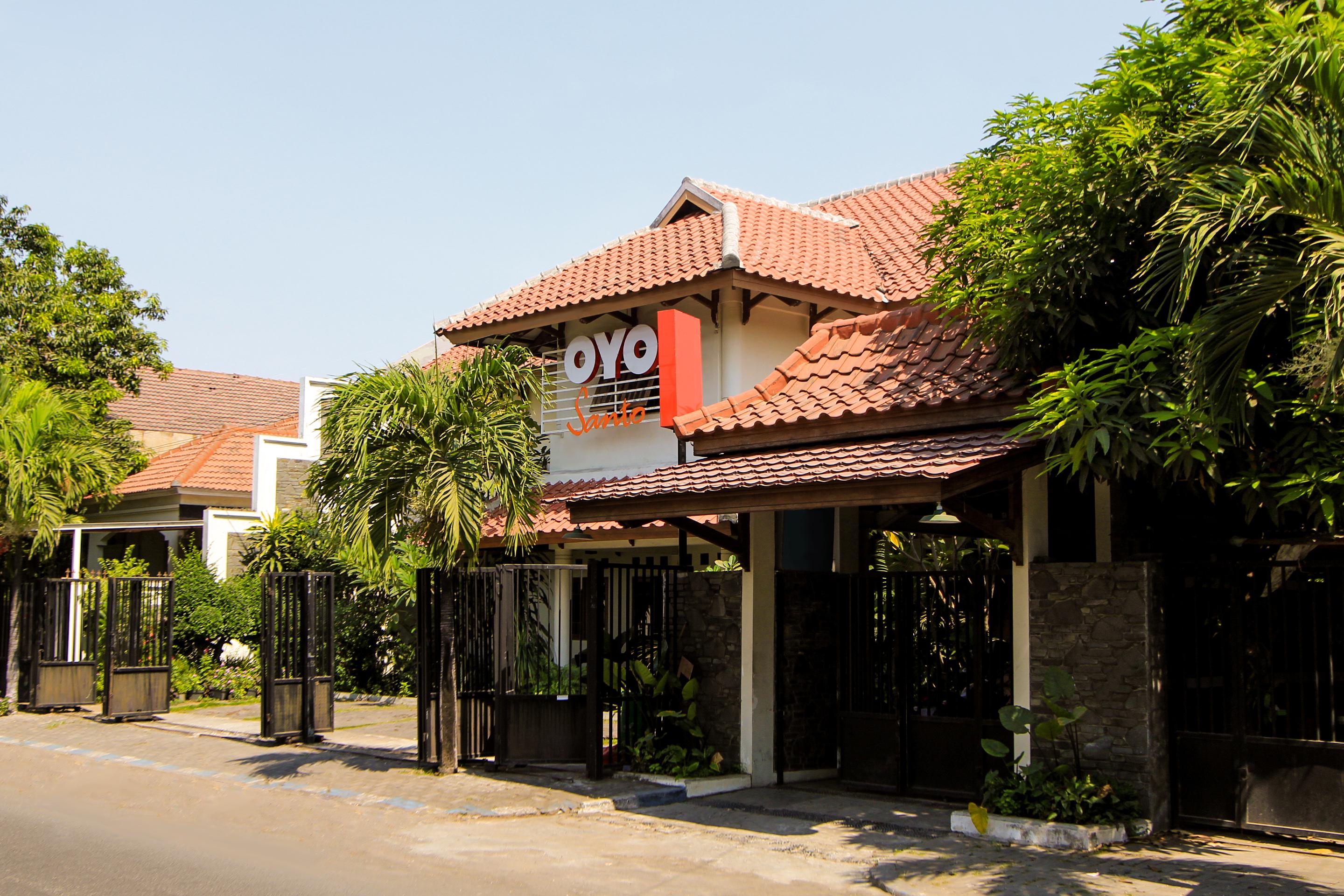 Santo Guest House Surabaya Esterno foto