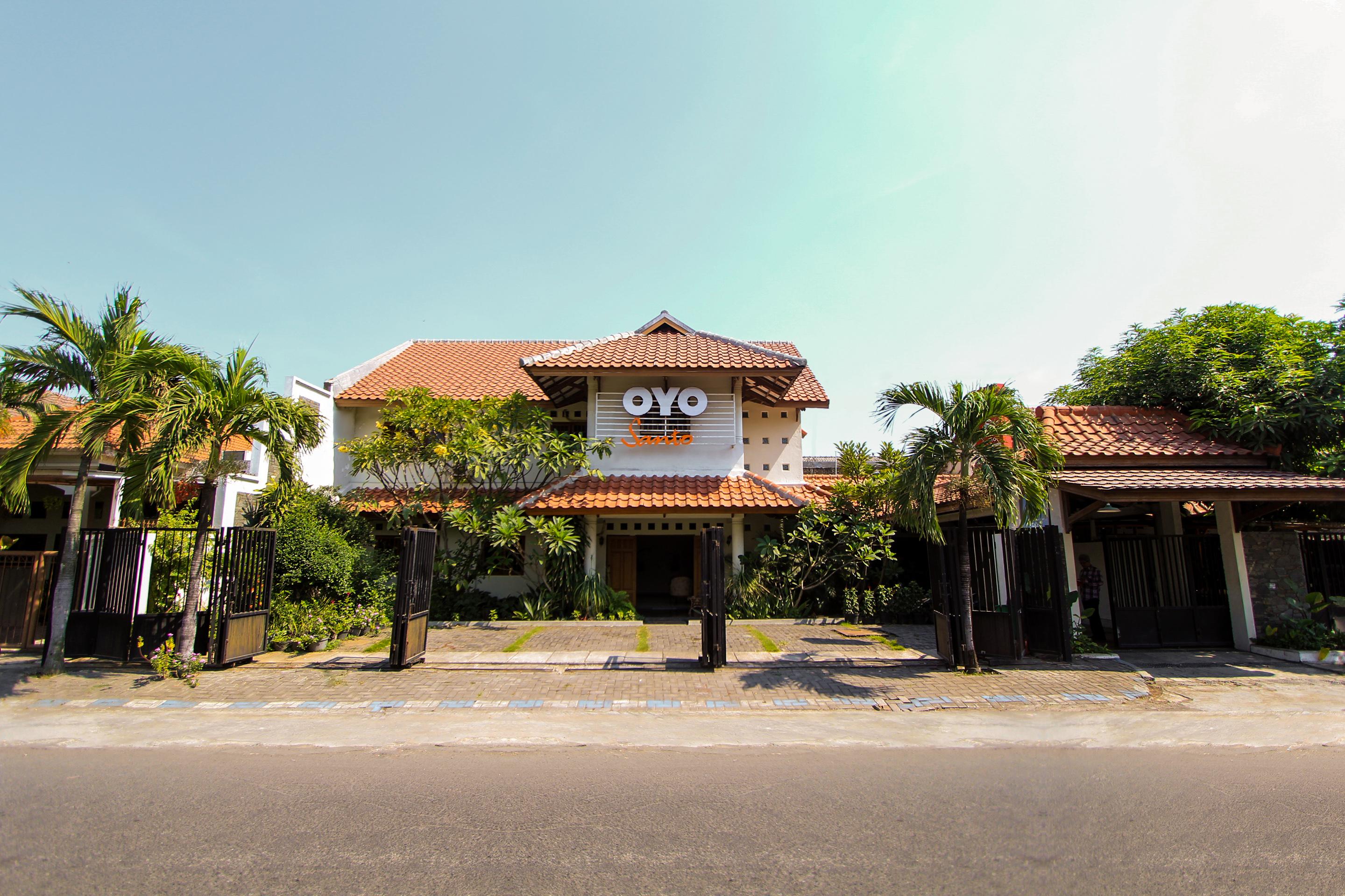 Santo Guest House Surabaya Esterno foto