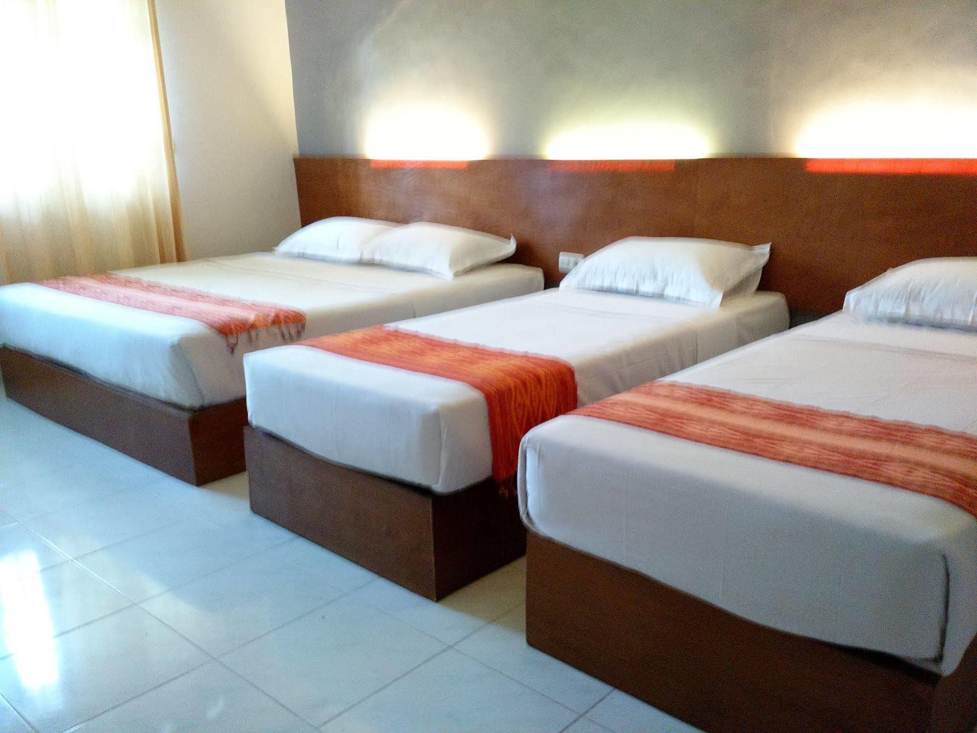 Santo Guest House Surabaya Esterno foto