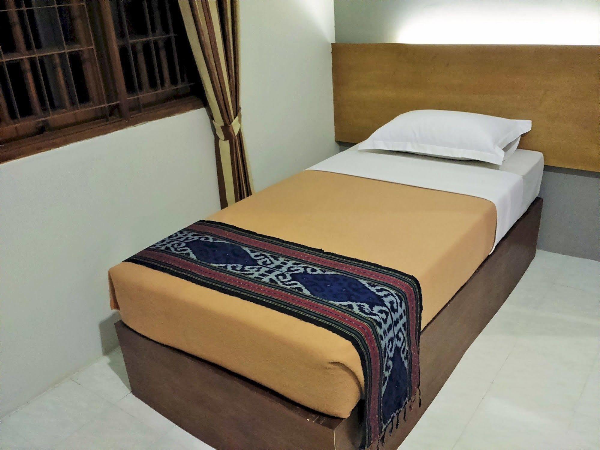Santo Guest House Surabaya Esterno foto