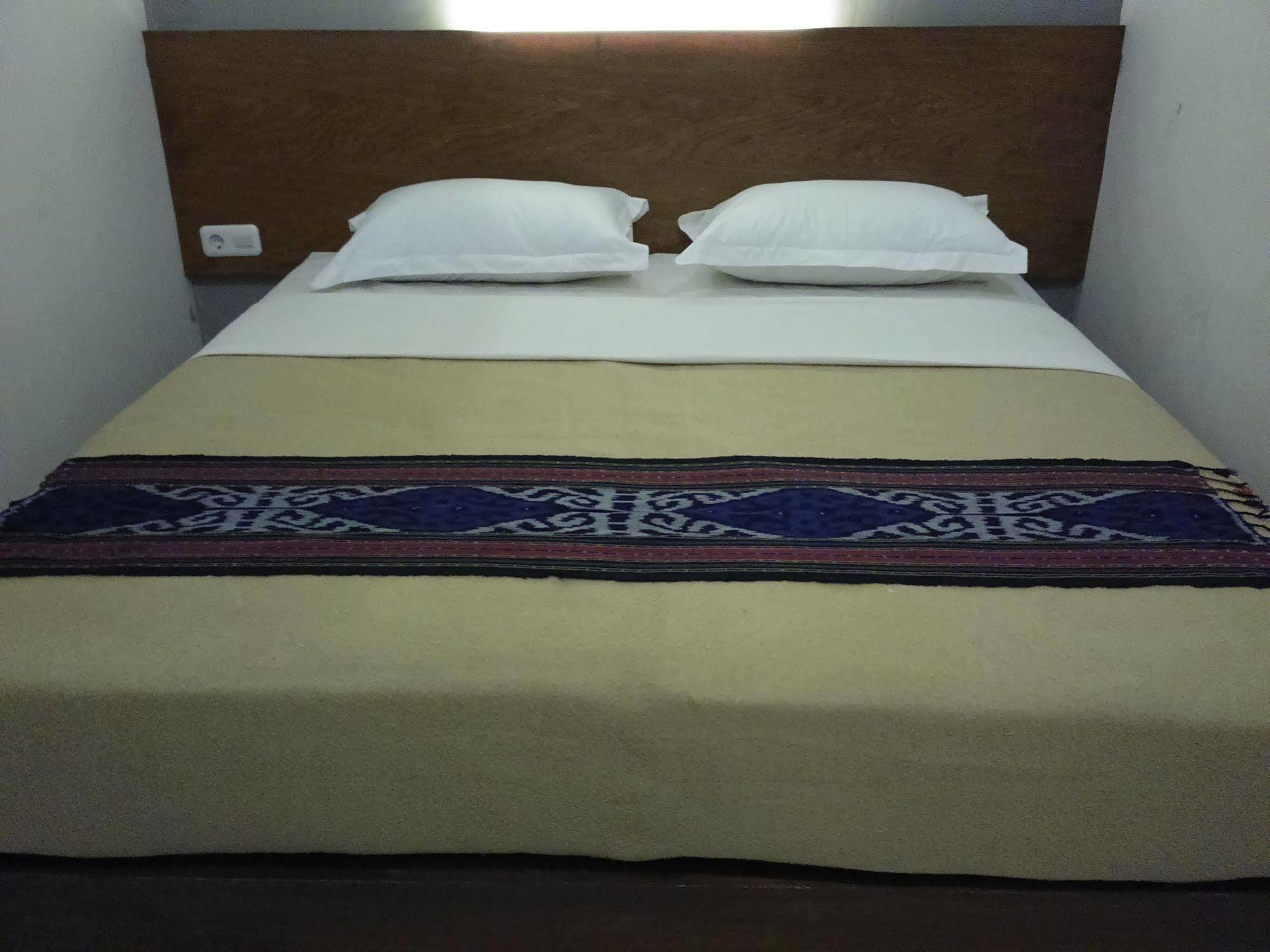 Santo Guest House Surabaya Esterno foto