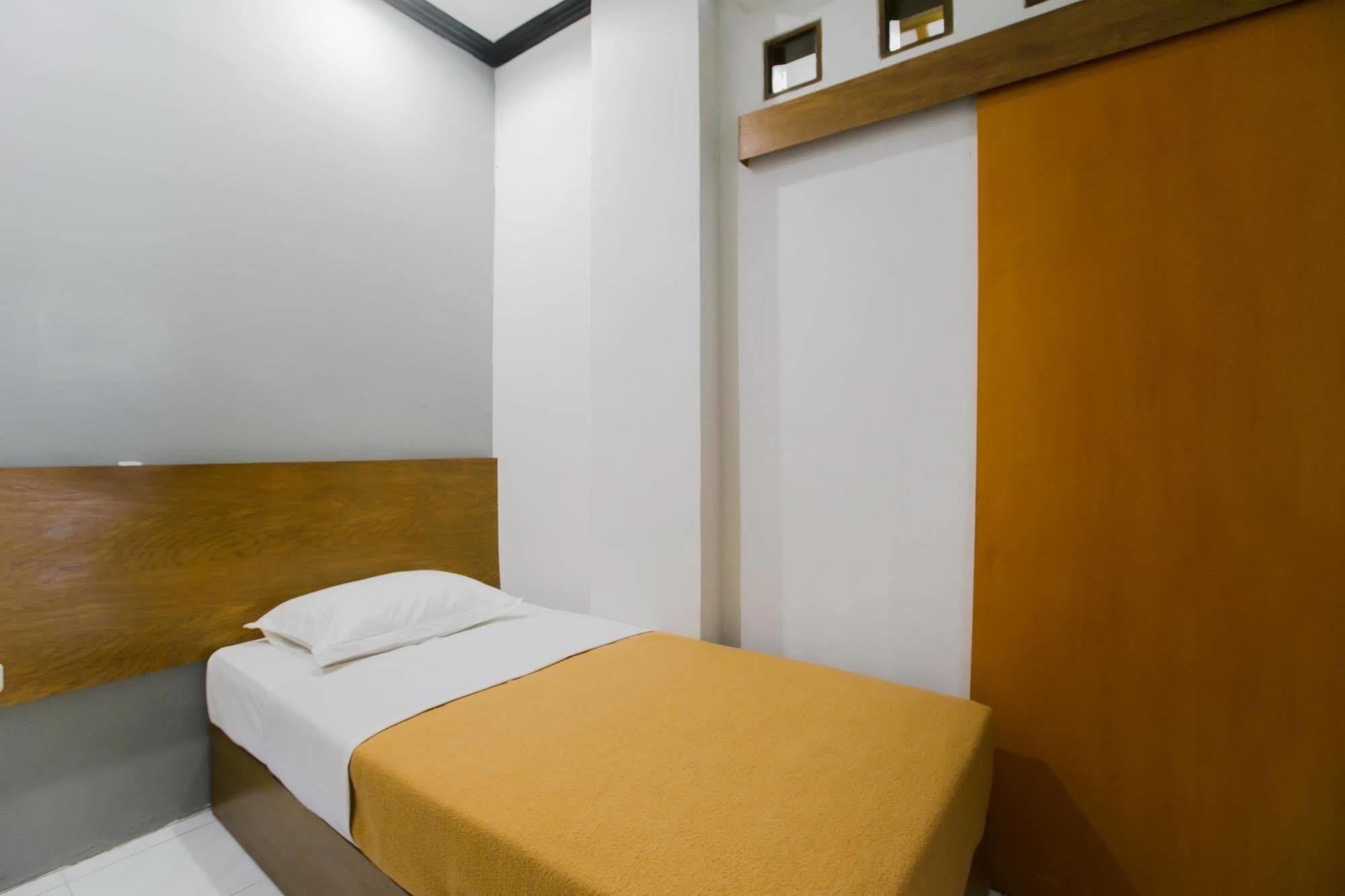 Santo Guest House Surabaya Esterno foto