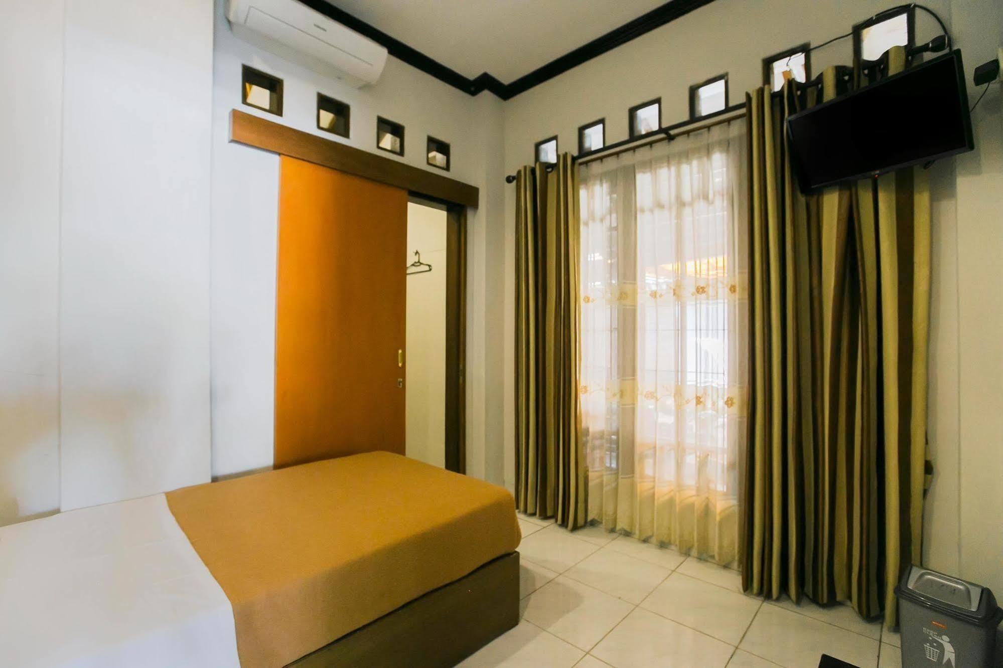 Santo Guest House Surabaya Esterno foto