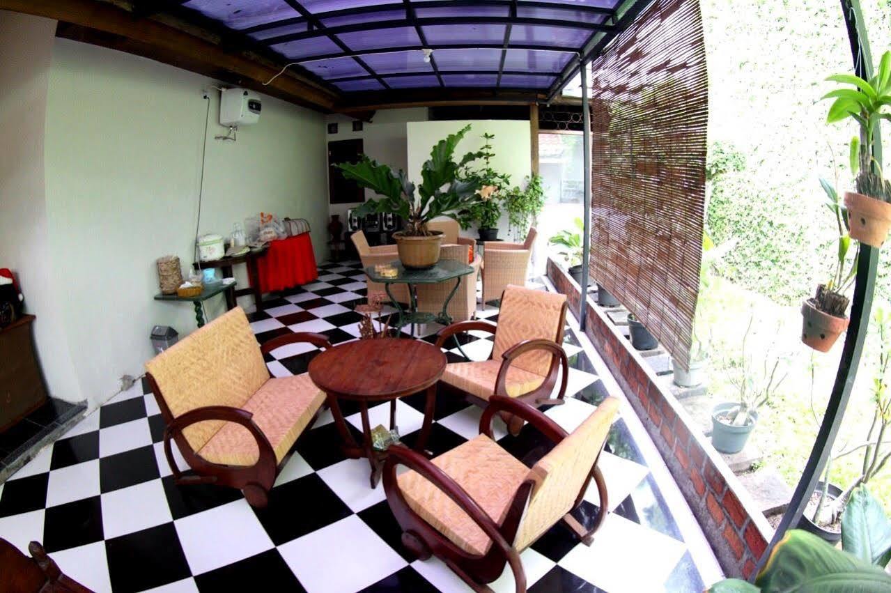 Santo Guest House Surabaya Esterno foto